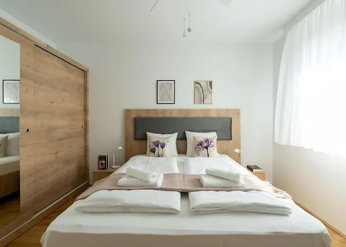 1Br With Balcony, Urban Style By Hm