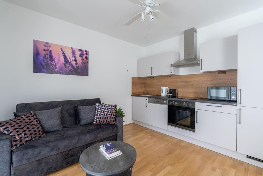 1br With Balcony, Urban Style By Hm