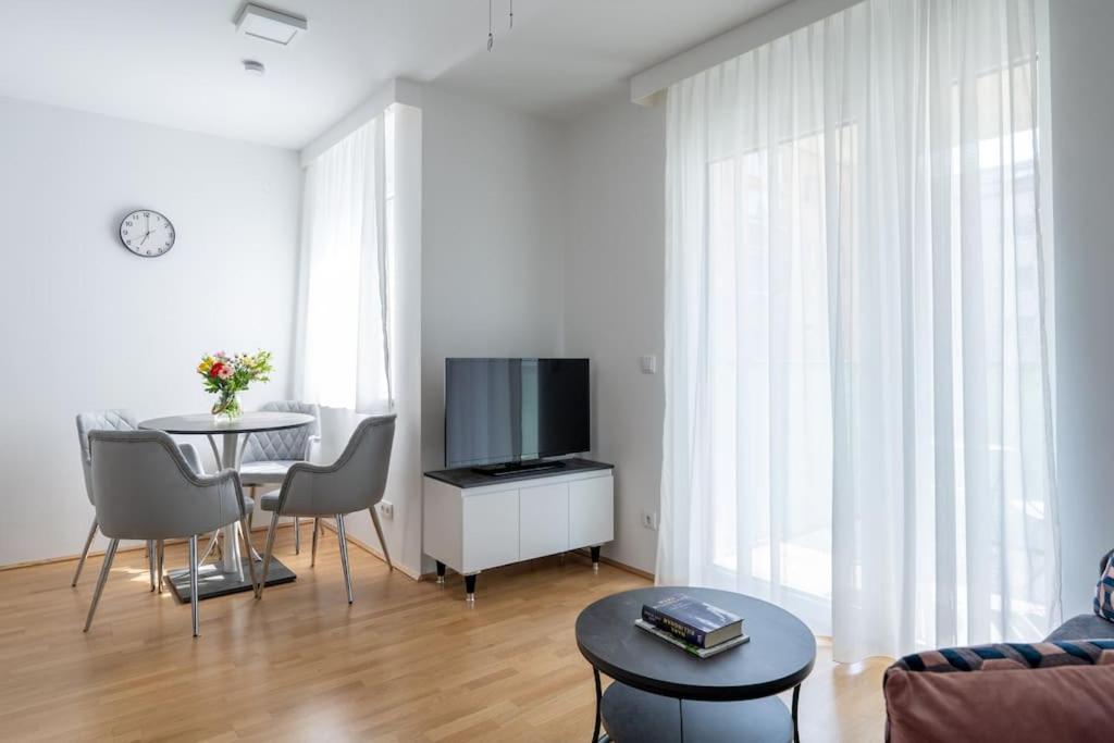 1br With Balcony, Urban Style By Hm