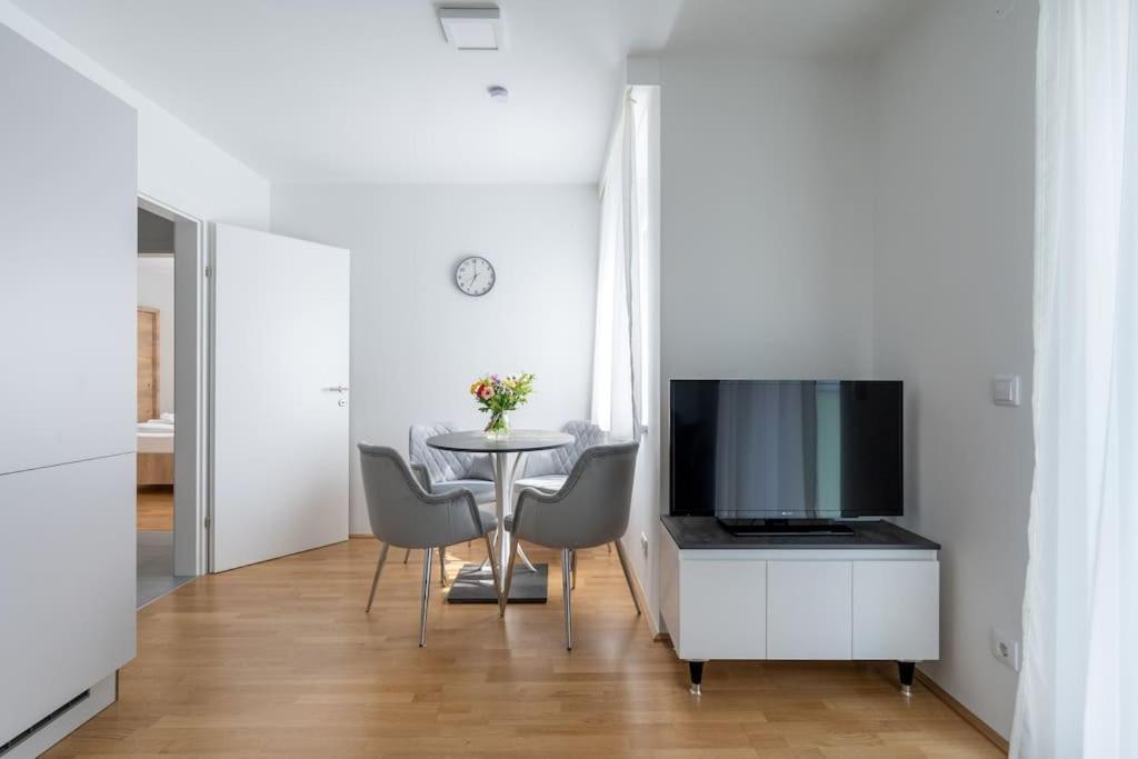 1br With Balcony, Urban Style By Hm Apartment *