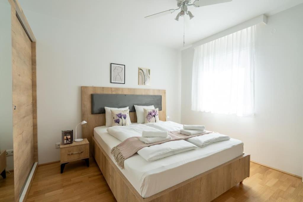 Apartment 1br With Balcony, Urban Style By Hm *
