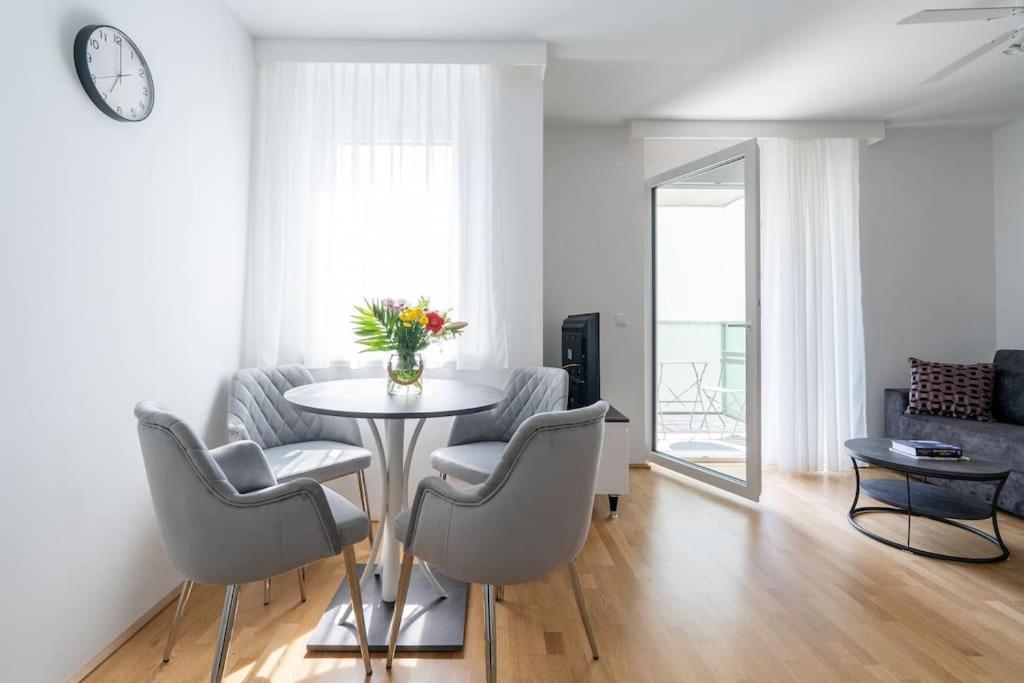 Apartment 1br With Balcony, Urban Style By Hm *